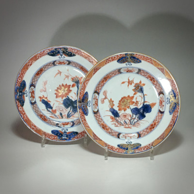 Chine - Paire d'assiettes imari aux papillons - XVIIIe siècle