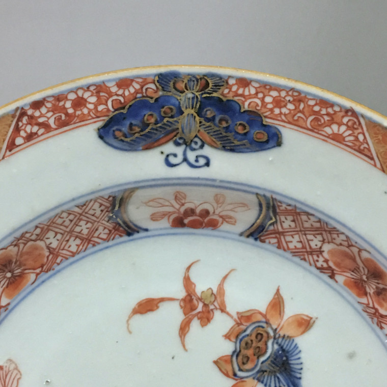 Chine - Paire d'assiettes imari aux papillons - XVIIIe siècle