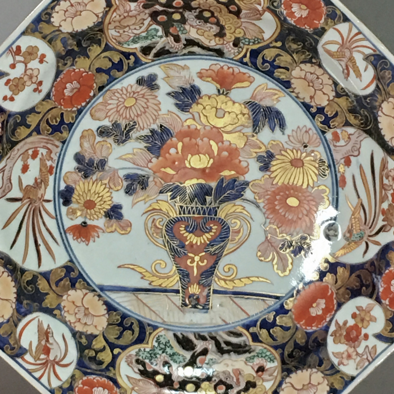 Japon - Paire de coupes à décor imari - Début du XVIIIe siècle
