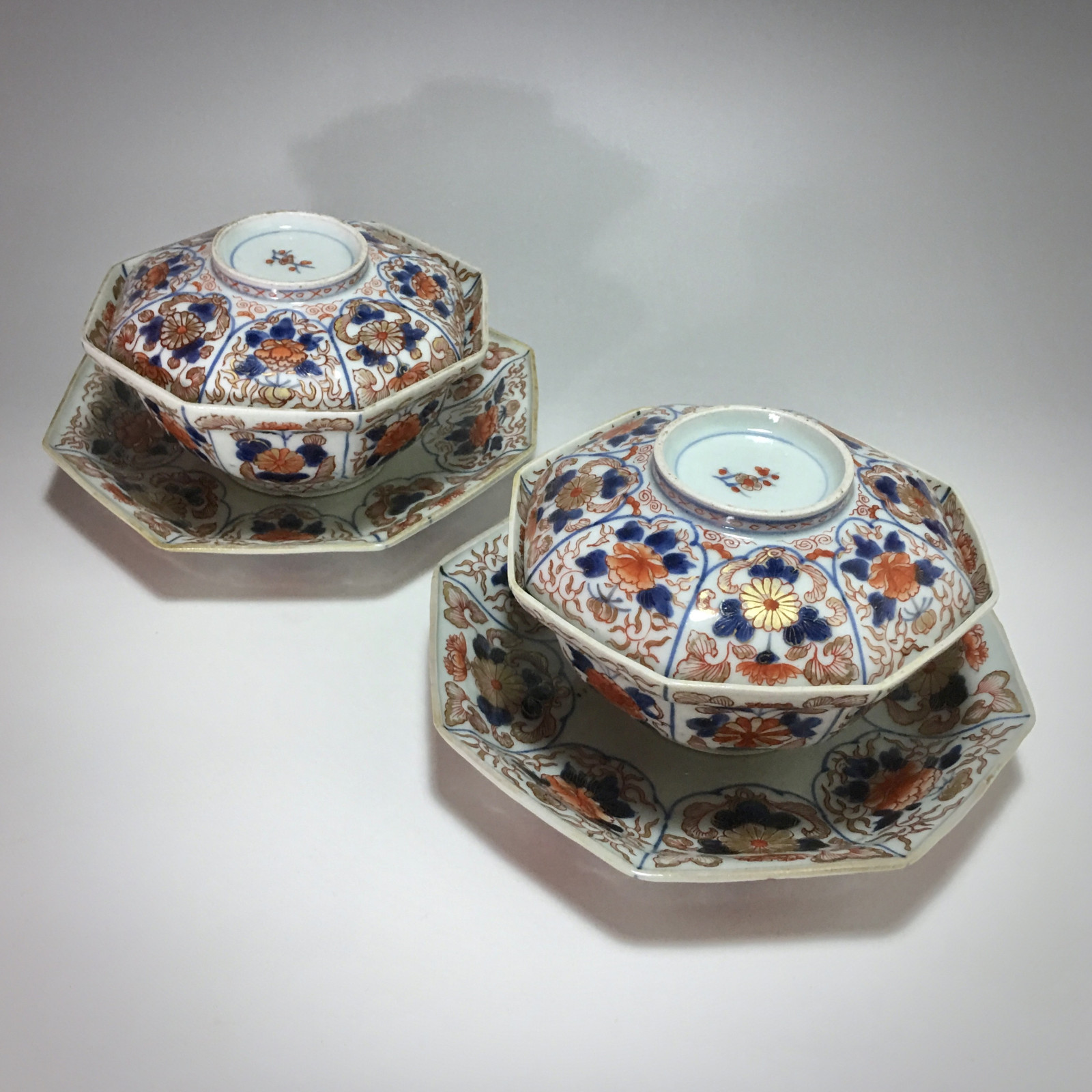 Japan - Rare pair of octagonal covered bowls - Edo period - early 18th century
