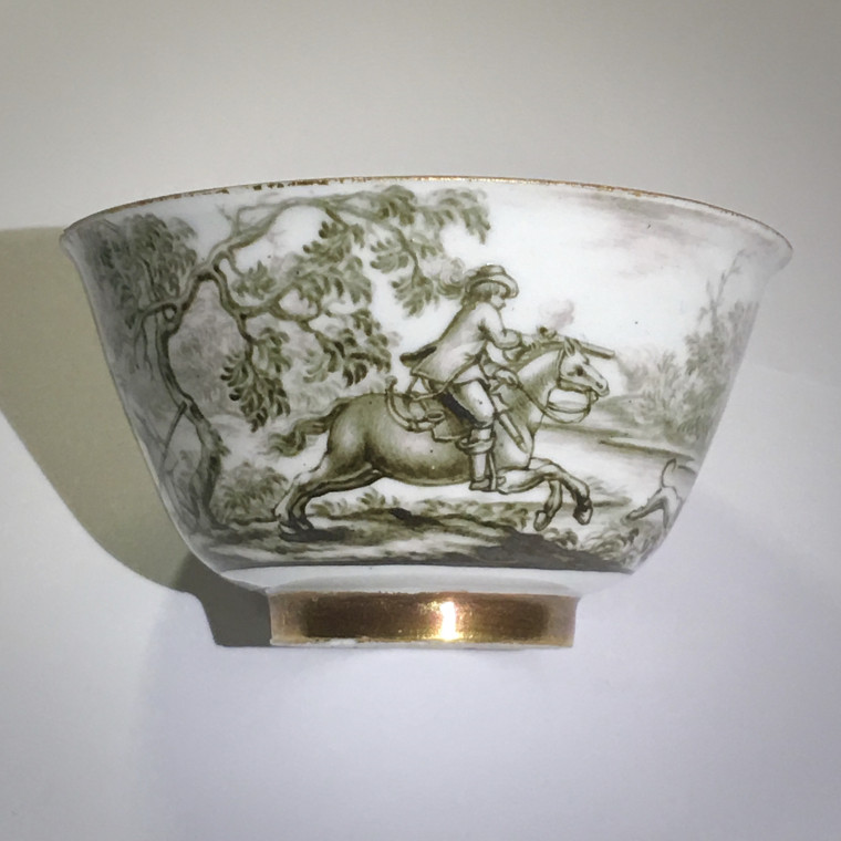 MEISSEN - Rare tasse à décor hausmaler en grisaille d'une scène de chasse - XVIIIe siècle - Vers 1730