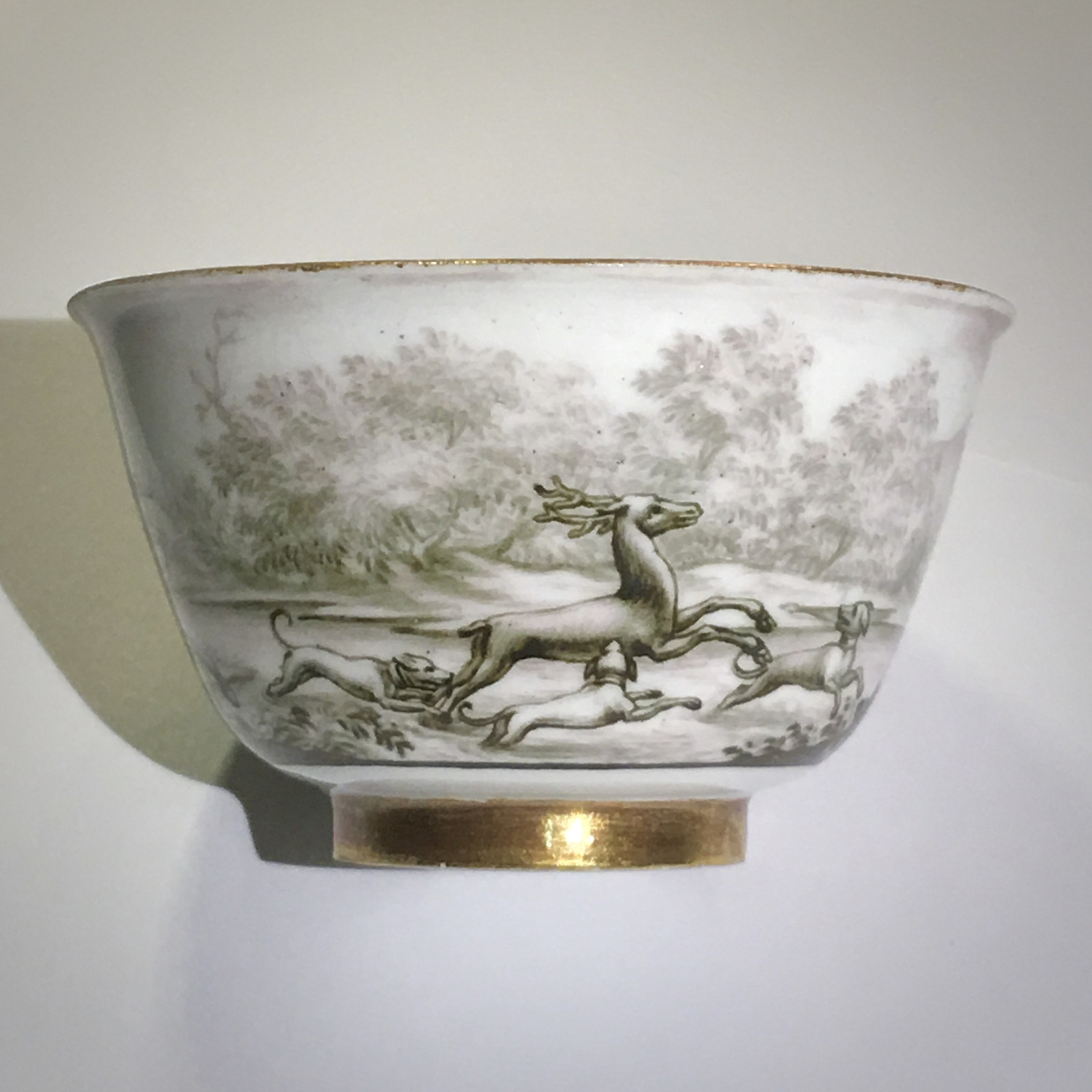 MEISSEN - Rare tasse à décor hausmaler en grisaille d'une scène de chasse - XVIIIe siècle - Vers 1730