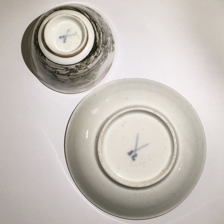 MEISSEN - Rare cup and saucer with hausmaler decor in grisaille of a hunting scene - 18th century - circa 1730