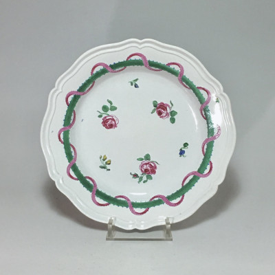 Doccia (Italie)  - Assiette à décor de roses et rubans - XVIIIe siècle