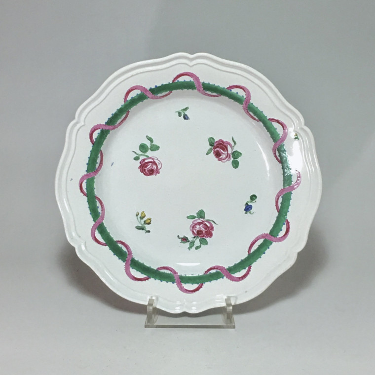 Doccia (Italie)  - Assiette à décor de roses et rubans - XVIIIe siècle