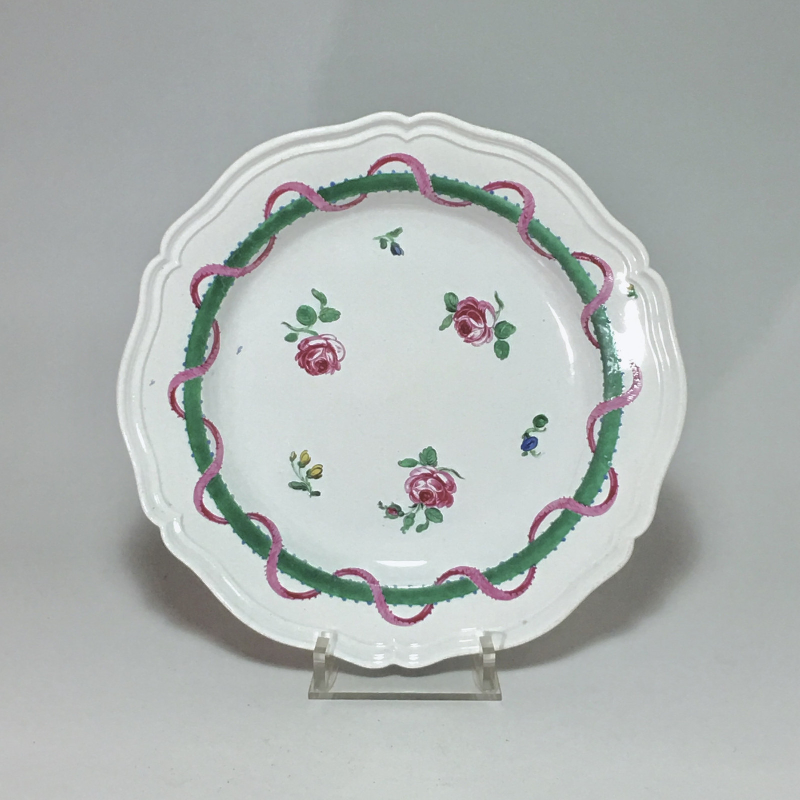 Doccia (Italie)  - Assiette à décor de roses et rubans - XVIIIe siècle