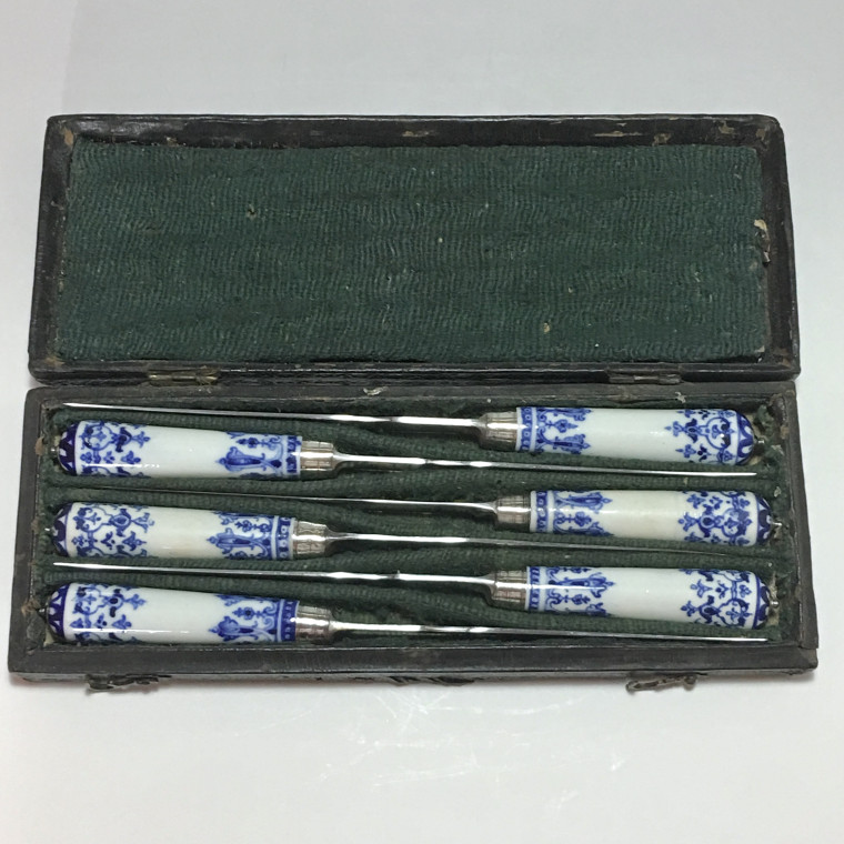 Saint-cloud – Coffret de six couteaux – XVIIIe siècle - vers 1710-1730
