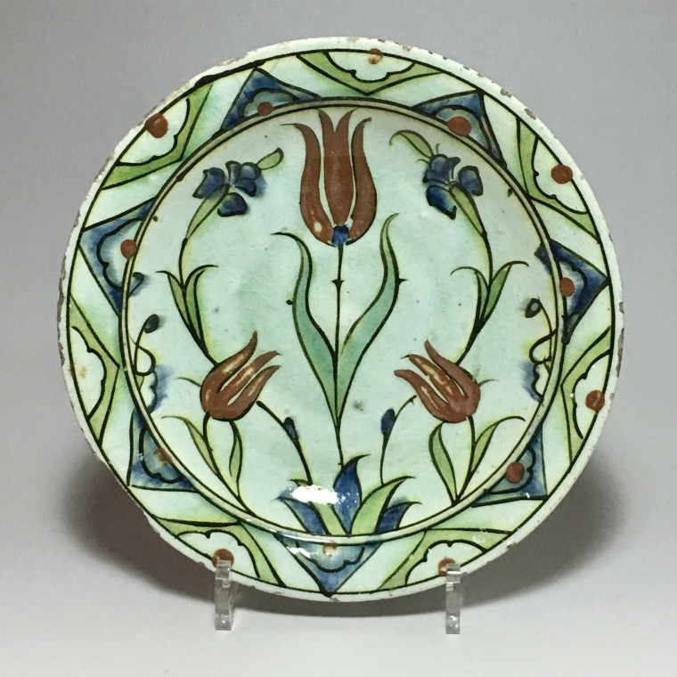 Iznik – Paire de plats aux tulipes – XVIIe siècle
