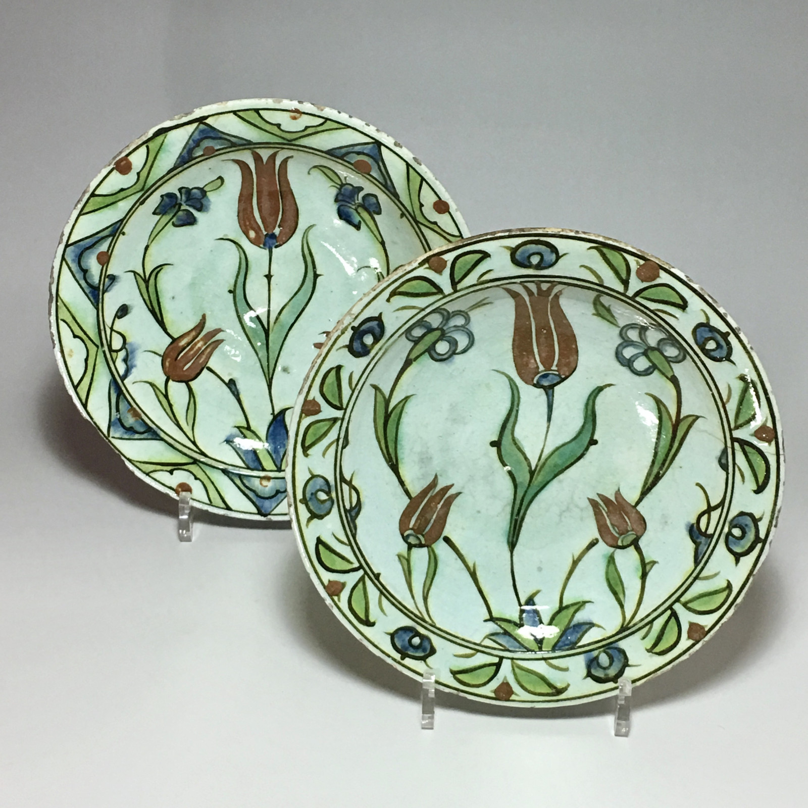 Iznik – Paire de plats aux tulipes – XVIIe siècle
