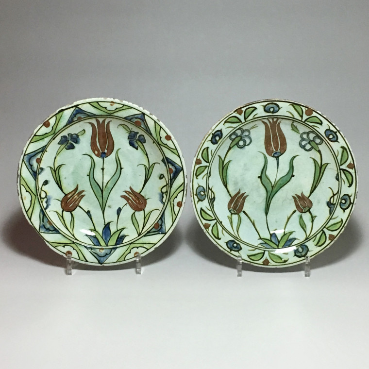 Iznik – Paire de plats aux tulipes – XVIIe siècle