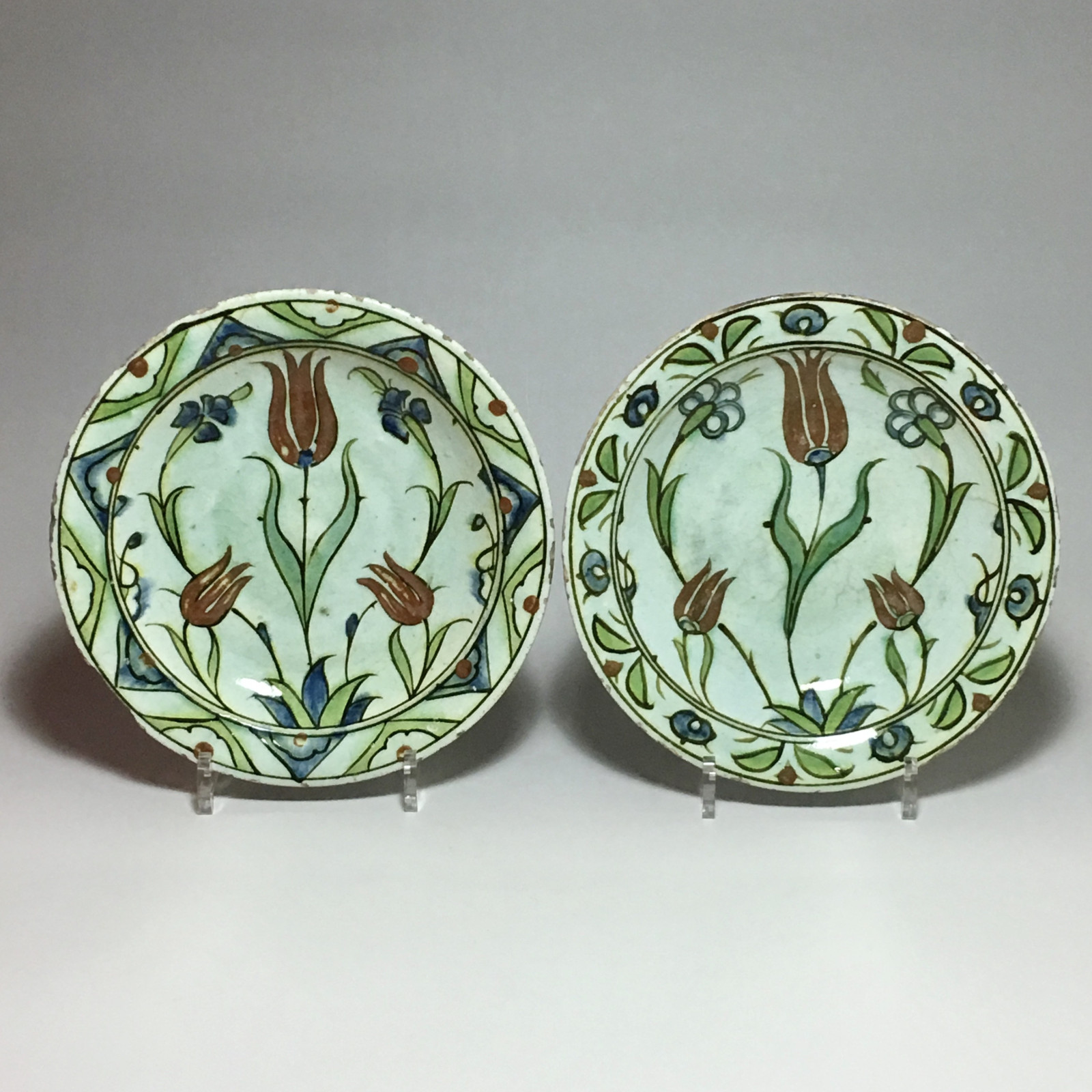Iznik – Paire de plats aux tulipes – XVIIe siècle