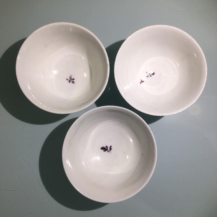 Trois tasses et soucoupes en porcelaine de Nove di Bassano – Vers 1790