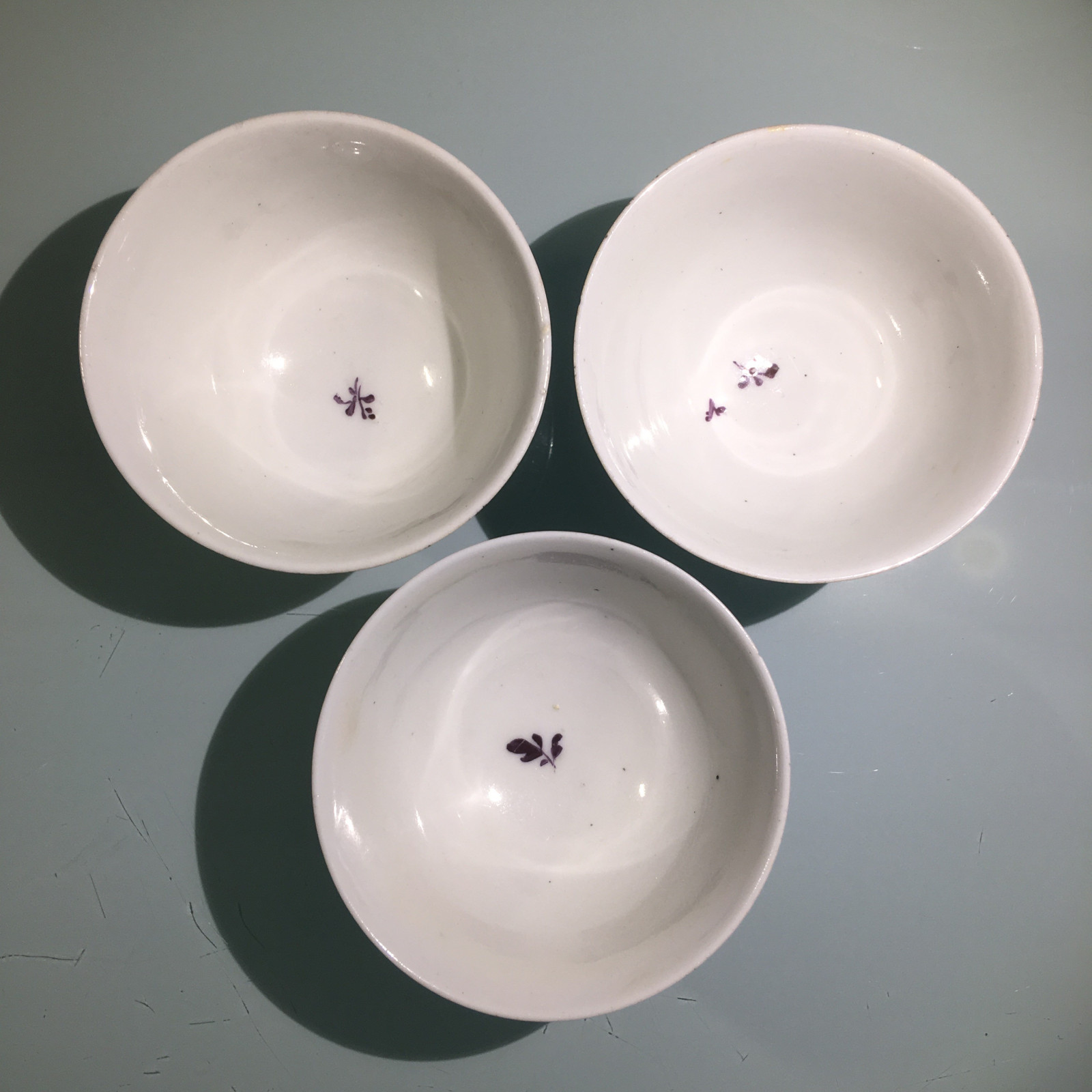 Trois tasses et soucoupes en porcelaine de Nove di Bassano – Vers 1790