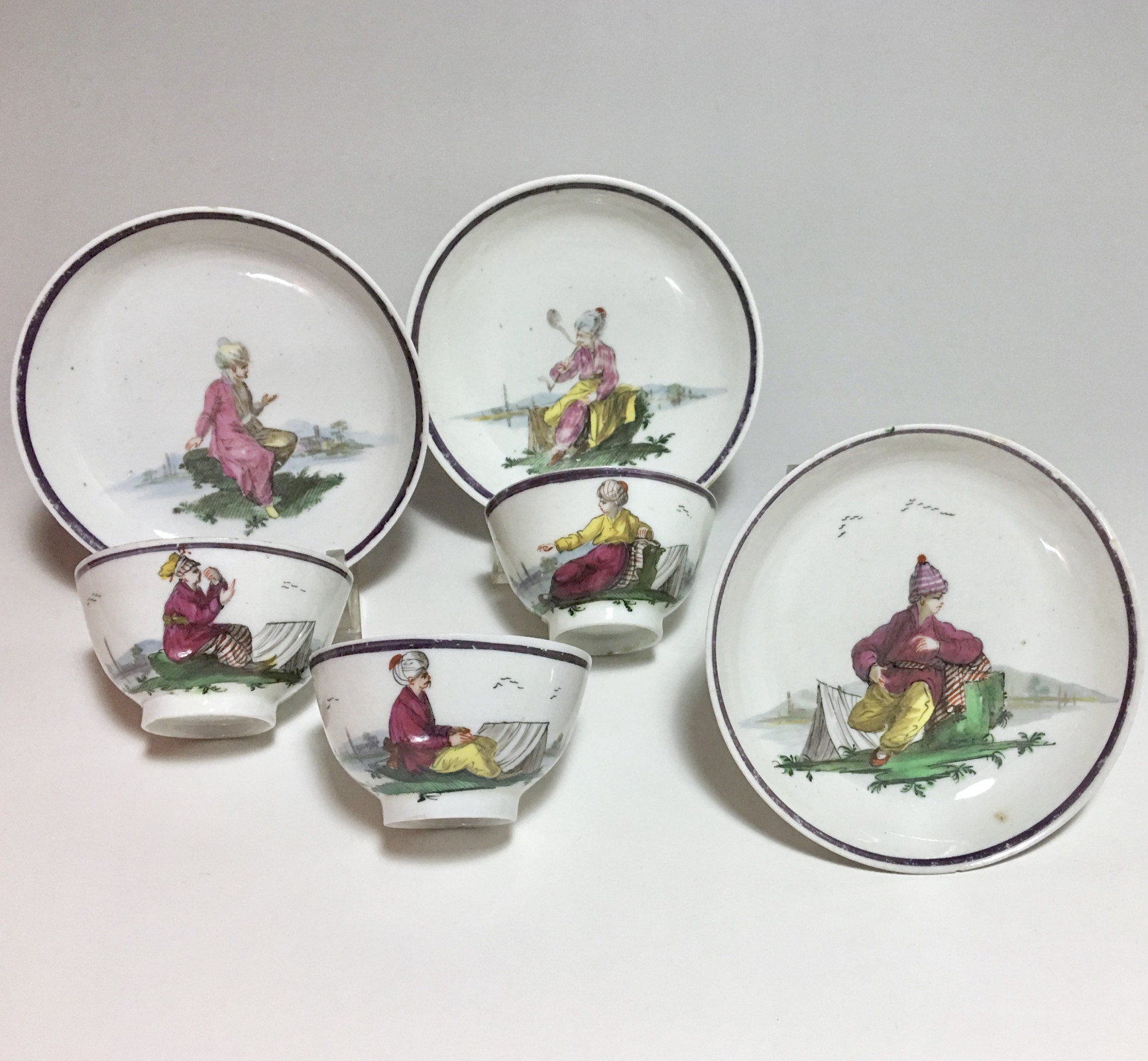 Trois tasses et soucoupes en porcelaine de Nove di Bassano – Vers 1790