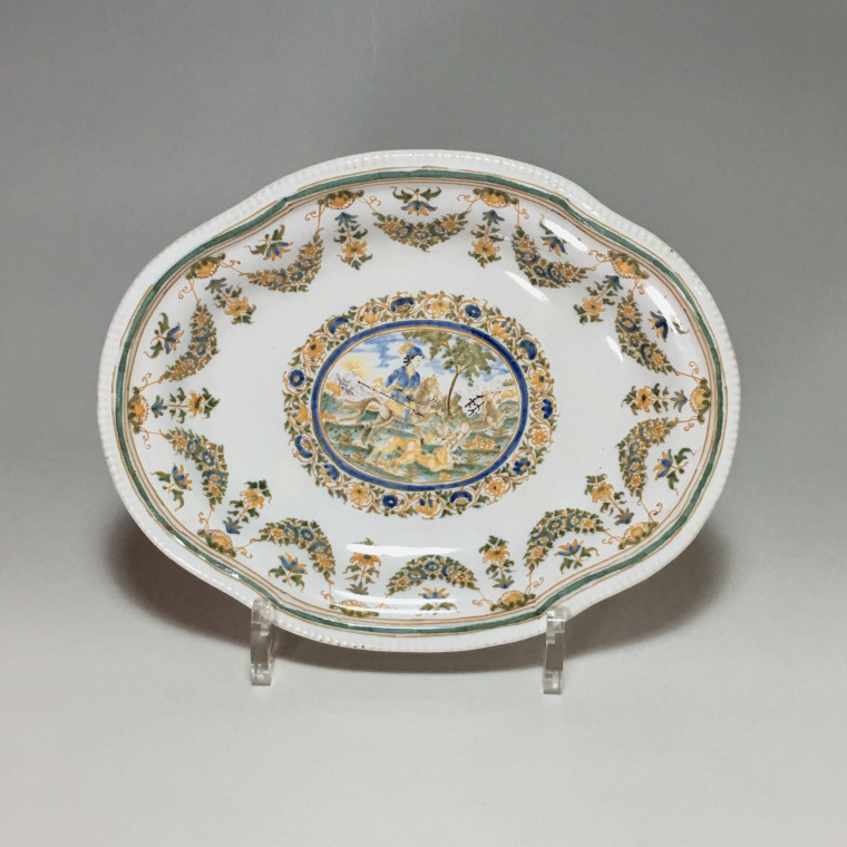 Moustiers - Petit plat décor d'une scéne de chasse - XVIIIe siècle