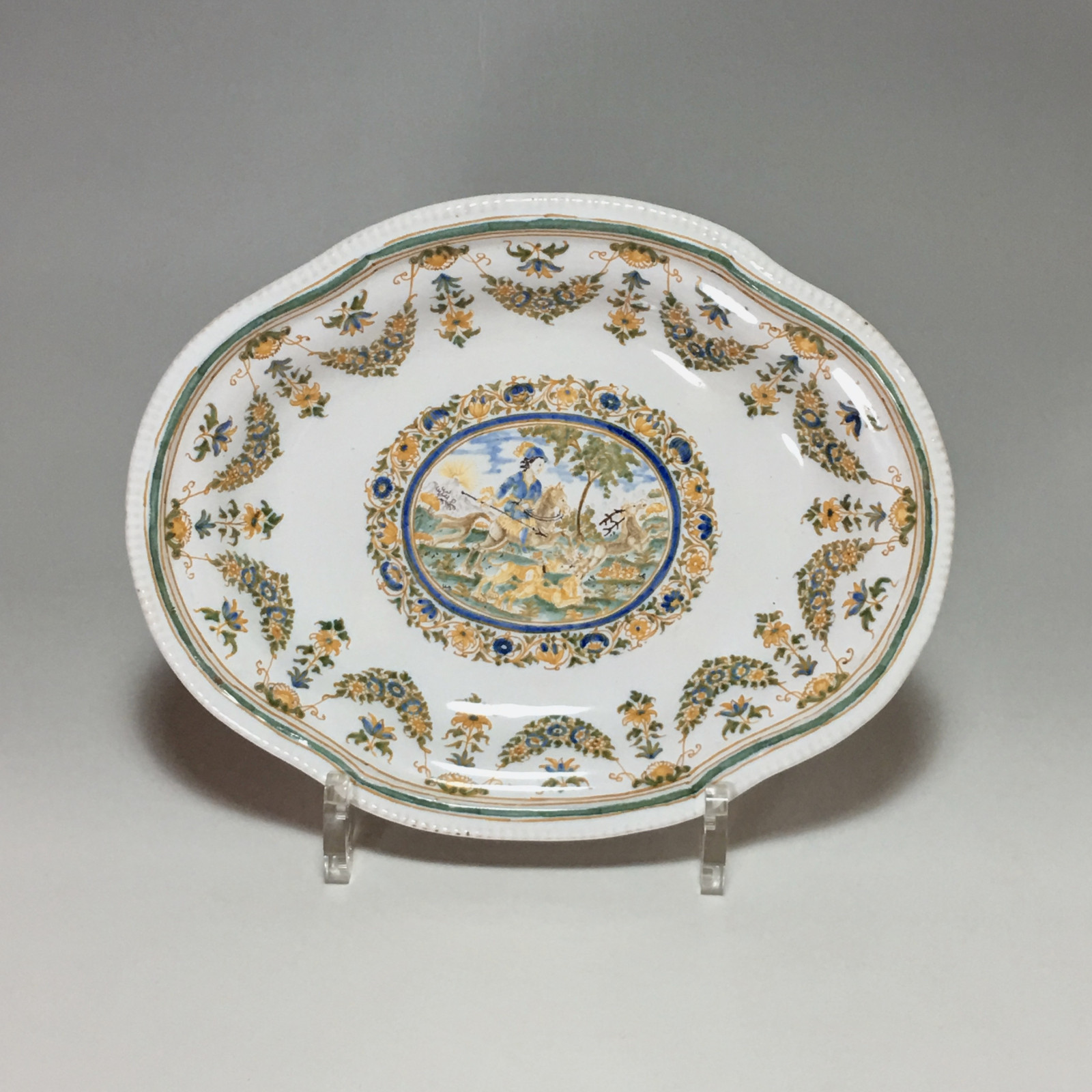 Moustiers - Petit plat décor d'une scéne de chasse - XVIIIe siècle