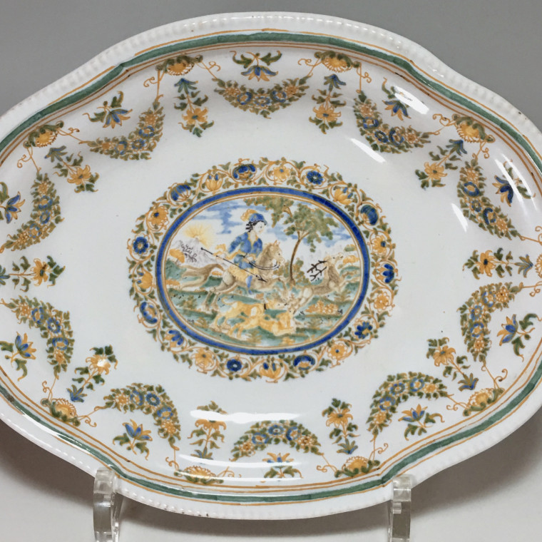 Moustiers - Petit plat décor d'une scéne de chasse - XVIIIe siècle