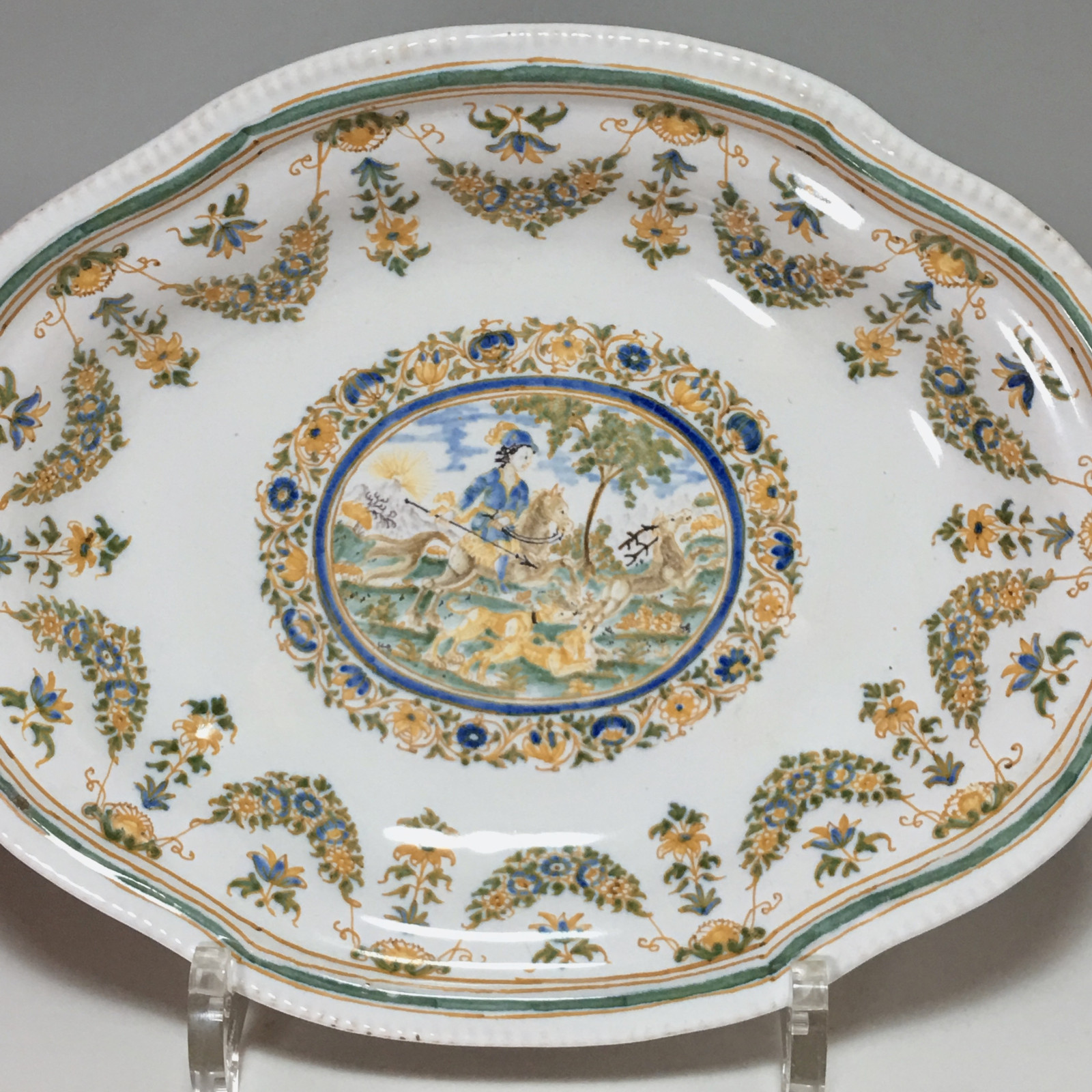 Moustiers - Petit plat décor d'une scéne de chasse - XVIIIe siècle