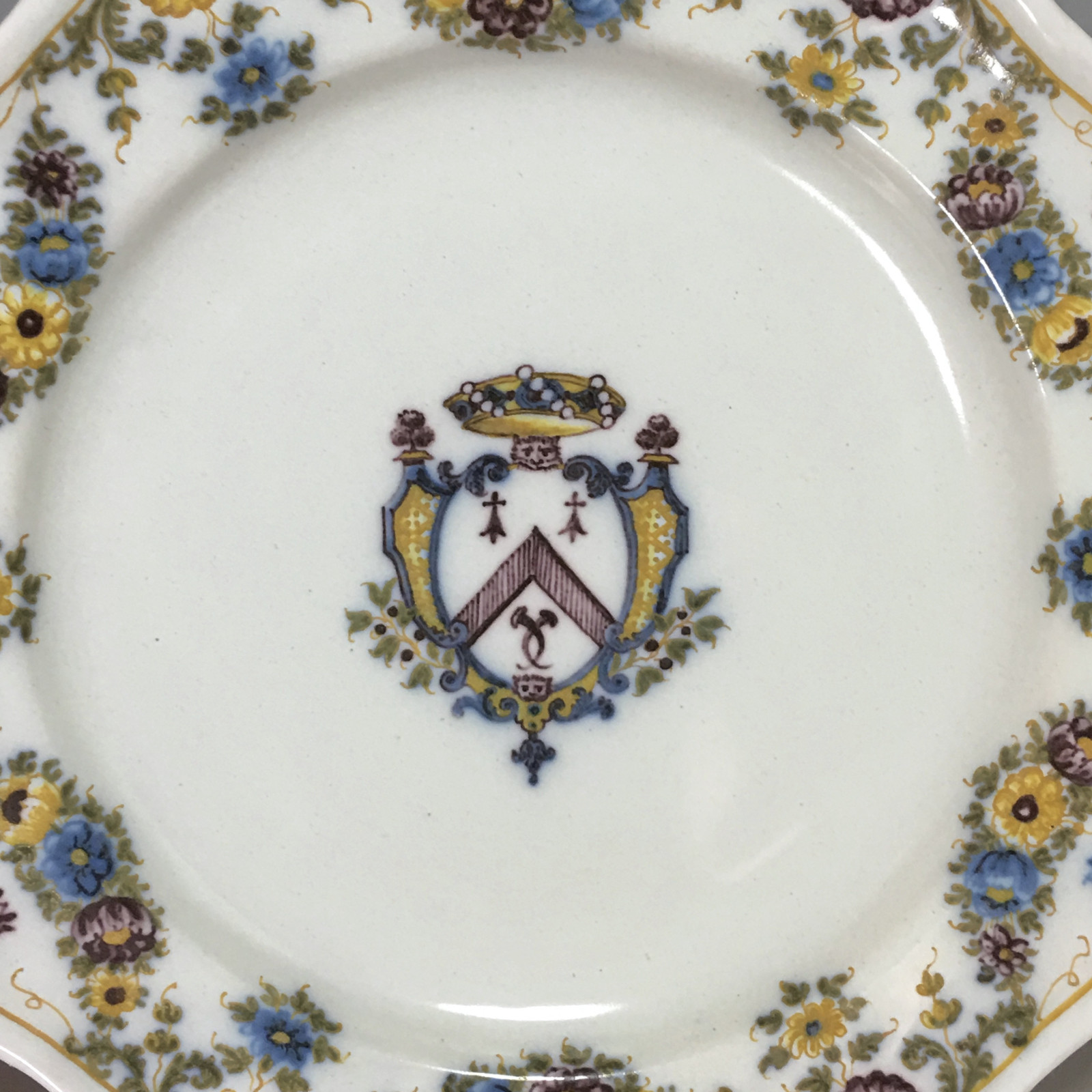 Marseille - Atelier de Fauchier - Assiette à décor d'armoiries - XVIIIe siècle