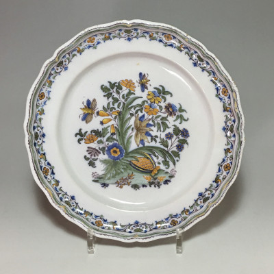 Moustiers - Rare assiette à la grenade - XVIIIe siècle