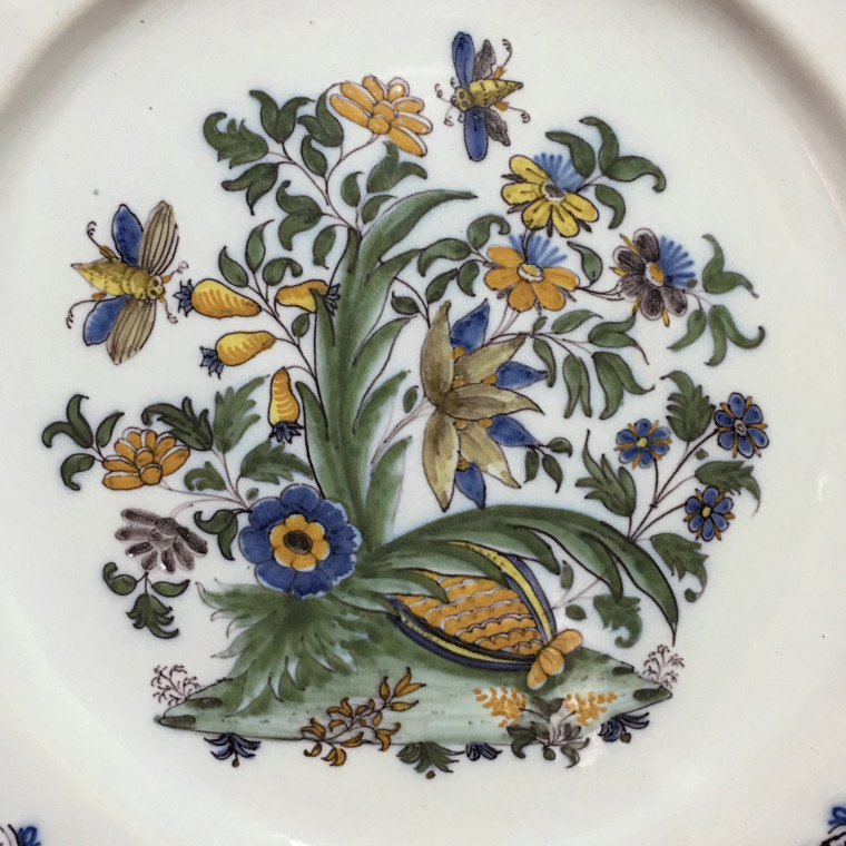 Moustiers - Rare assiette à la grenade - XVIIIe siècle