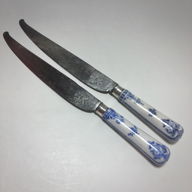 Saint cloud – Rare paire de couteaux aux lames armoriées – XVIIIe siècle.