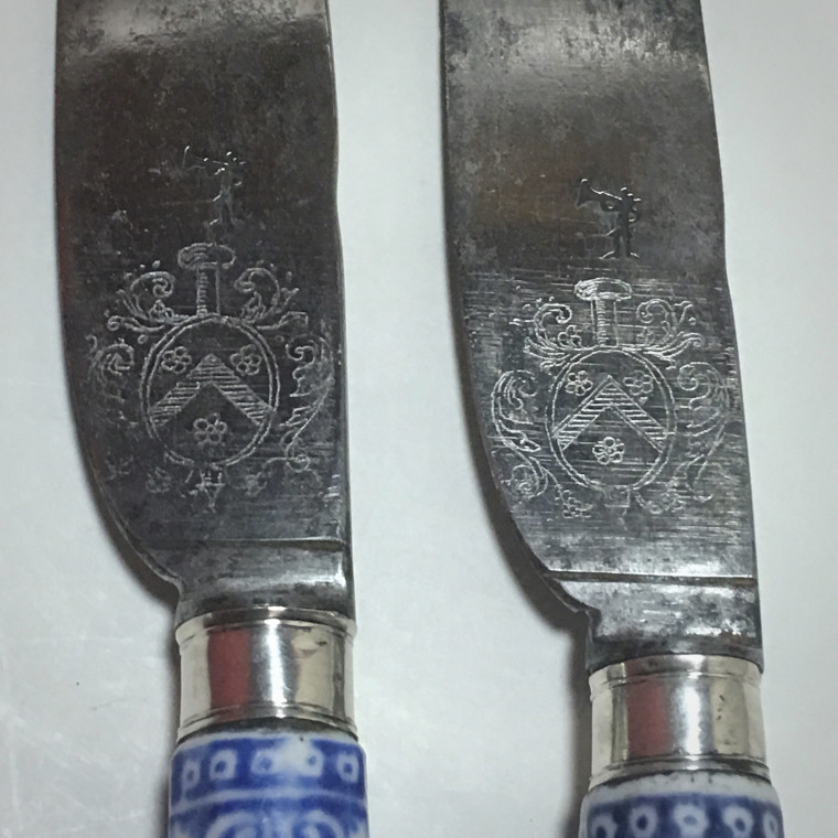Saint cloud – Rare paire de couteaux aux lames armoriées – XVIIIe siècle.