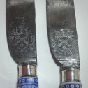 Saint cloud – Rare paire de couteaux aux lames armoriées – XVIIIe siècle.