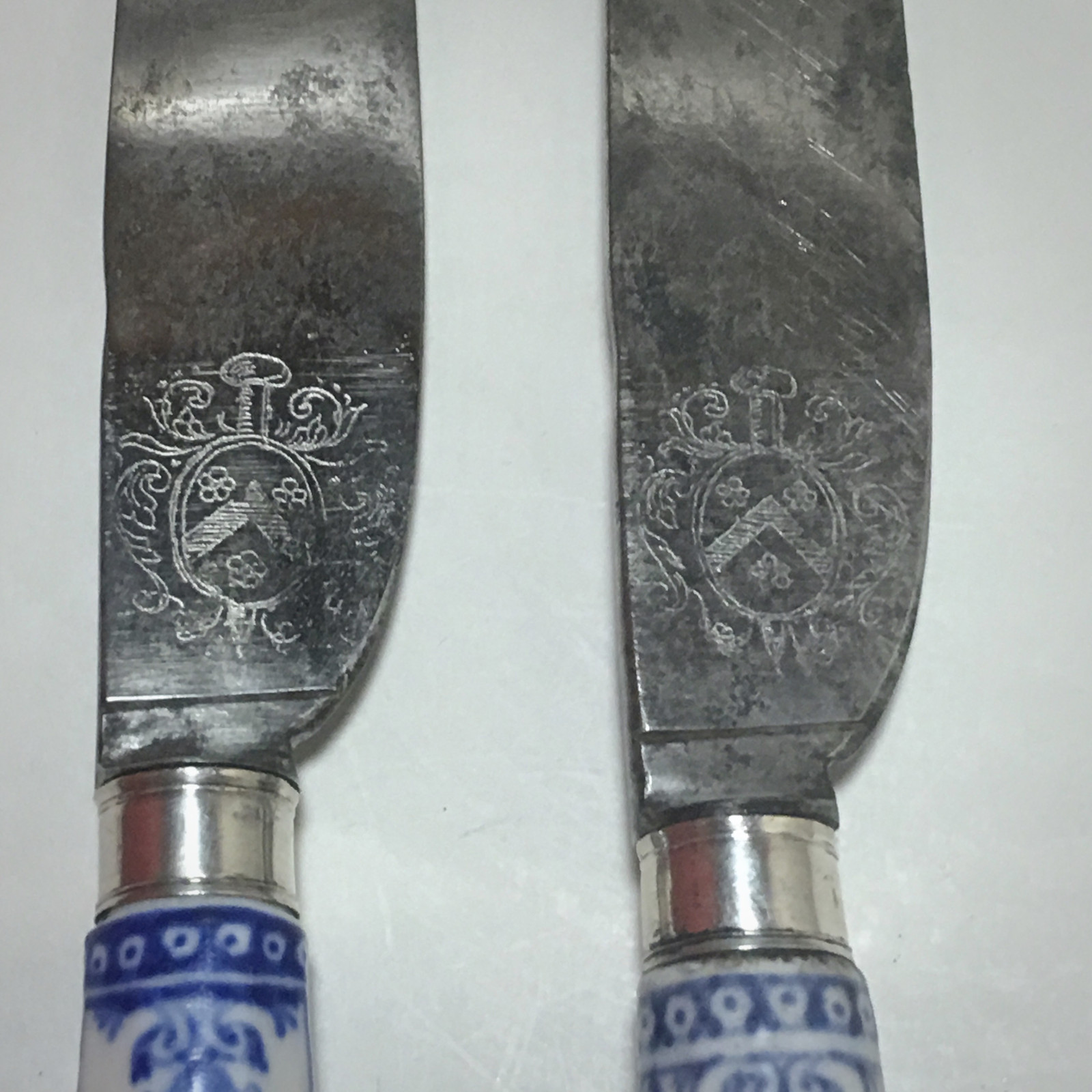Saint cloud – Rare paire de couteaux aux lames armoriées – XVIIIe siècle.