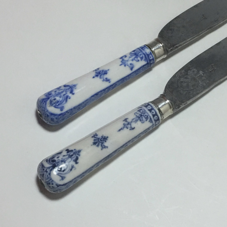 Saint cloud – Rare paire de couteaux aux lames armoriées – XVIIIe siècle.
