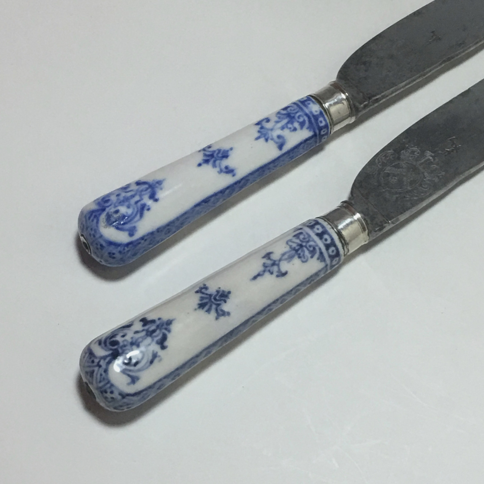 Saint cloud – Rare paire de couteaux aux lames armoriées – XVIIIe siècle.