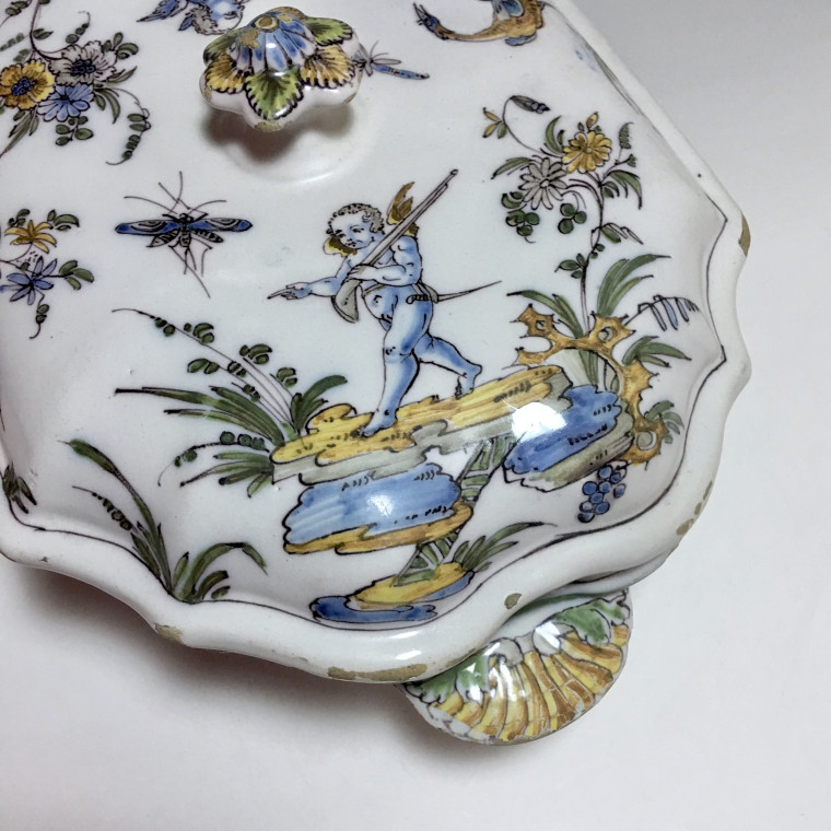 Lyon - Terrine à décor de putti - Période Pierre Mongis - XVIIIe siècle