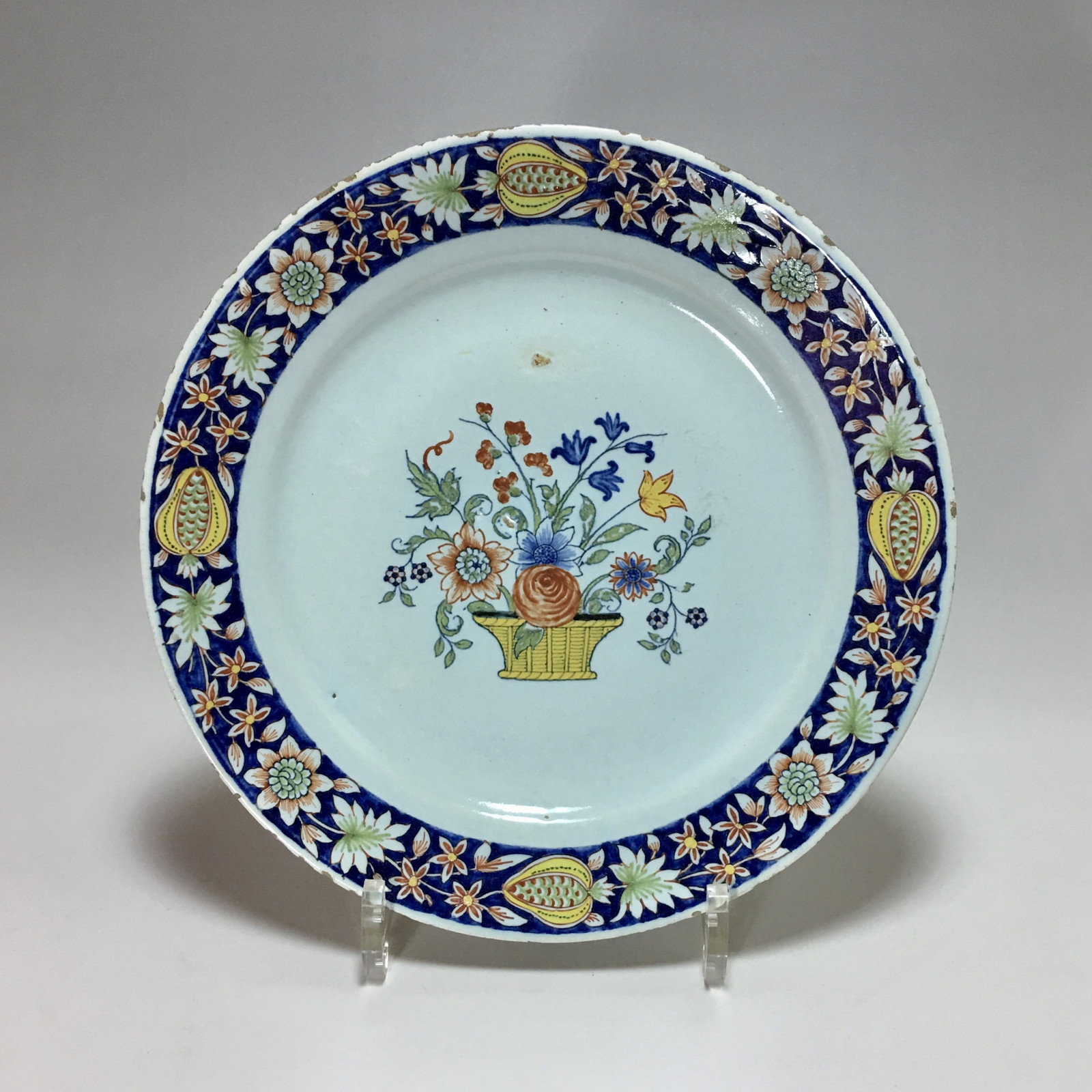 ROUEN - Assiette au panier fleuri - XVIIIe siècle