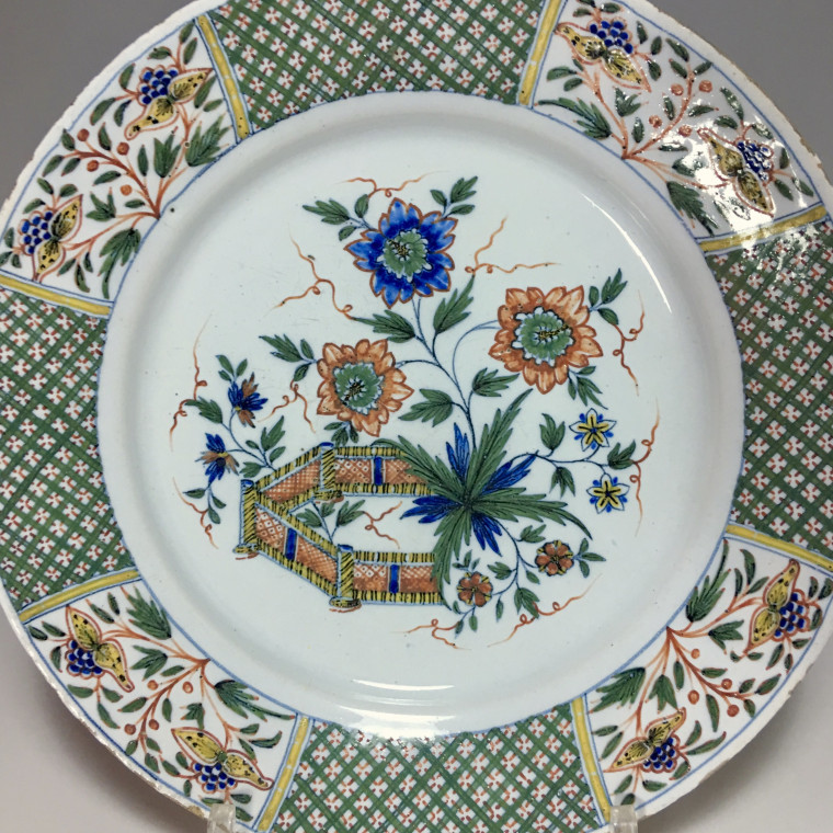 ROUEN - Assiette à la barrière fleurie - XVIIIe siècle