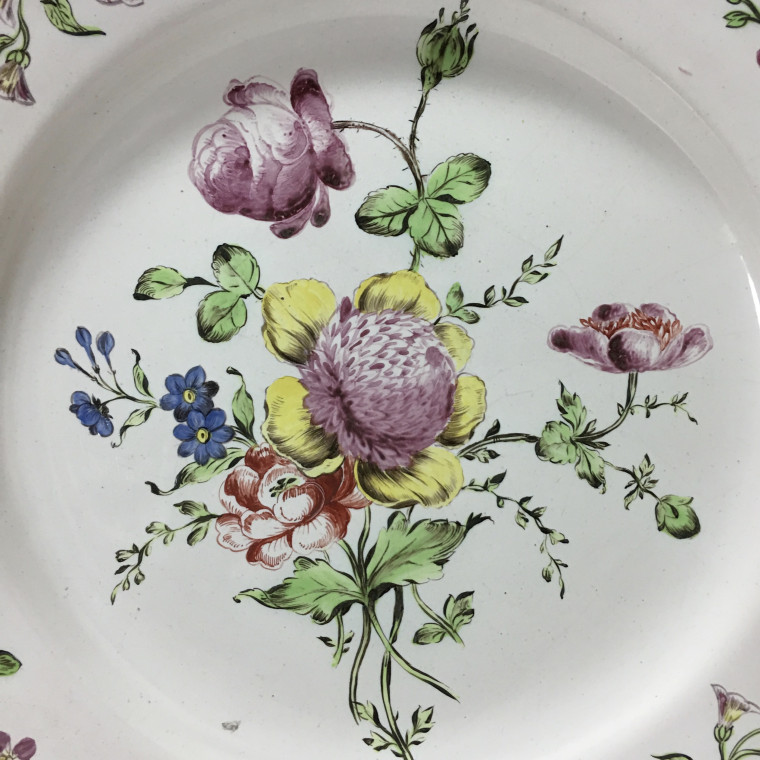 MARSEILLE (Robert) - Paire d'assiettes à décor floral - XVIIIe siècle