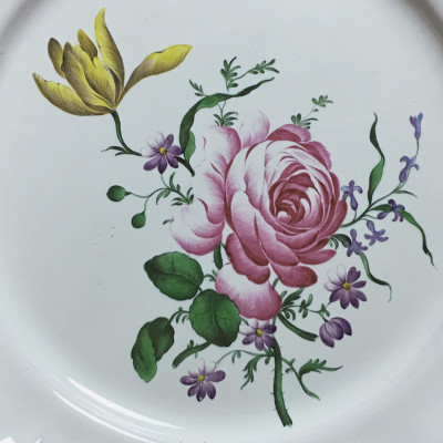 STRASBOURG - Joseph Hannong - Assiette en qualité fine - XVIIIe siècle