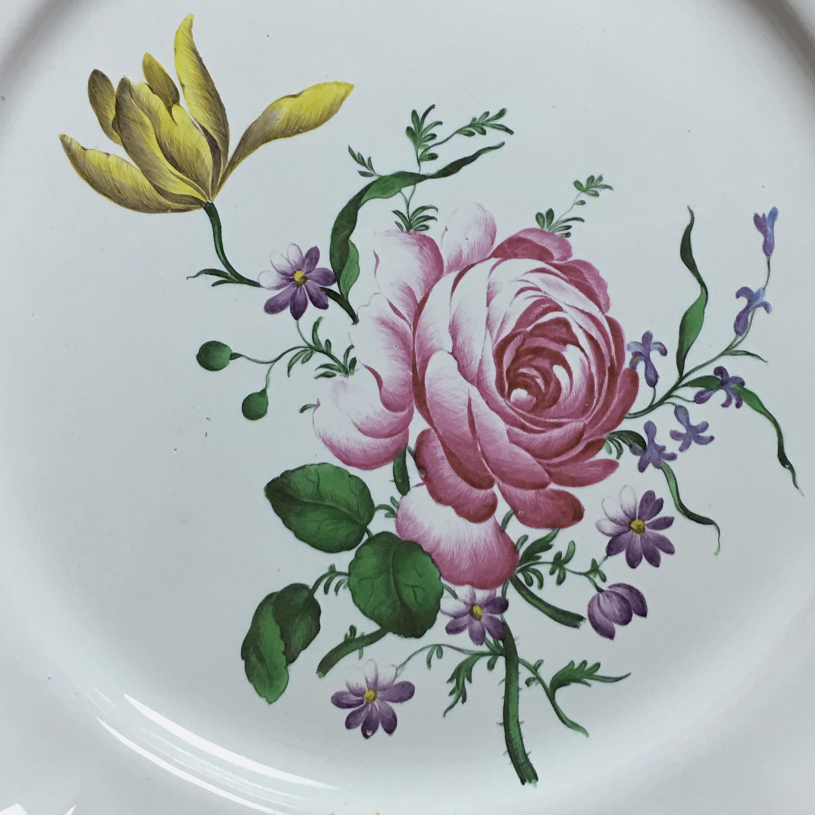 STRASBOURG - Joseph Hannong - Assiette en qualité fine - XVIIIe siècle