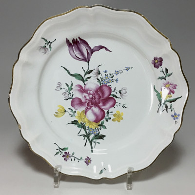 STRASBOURG - Manufacture Joseph Hannong - Assiette en qualité fine - XVIIIe siècle