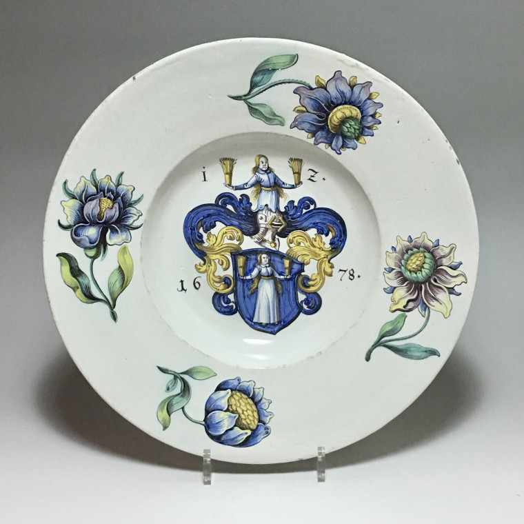 WINTERTHUR (Suisse) Grand plat à décor d'armoiries - Daté 1678