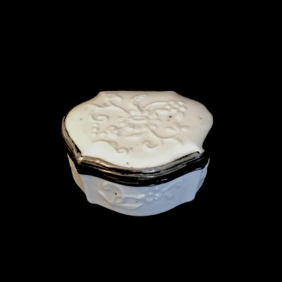 Saint-Cloud ou Mennecy - Boîte en porcelaine tendre - XVIIIe siècle