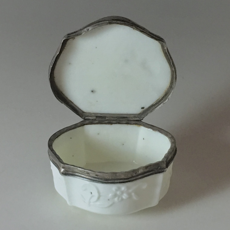 Saint-Cloud ou Mennecy - Boîte en porcelaine tendre - XVIIIe siècle