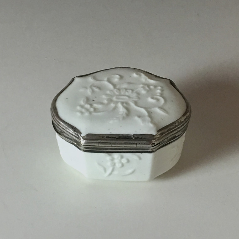 Saint-Cloud ou Mennecy - Boîte en porcelaine tendre - XVIIIe siècle