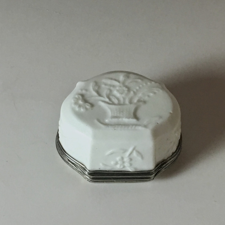 Saint-Cloud or Mennecy - Soft Porcelain Box - Eighteenth Century