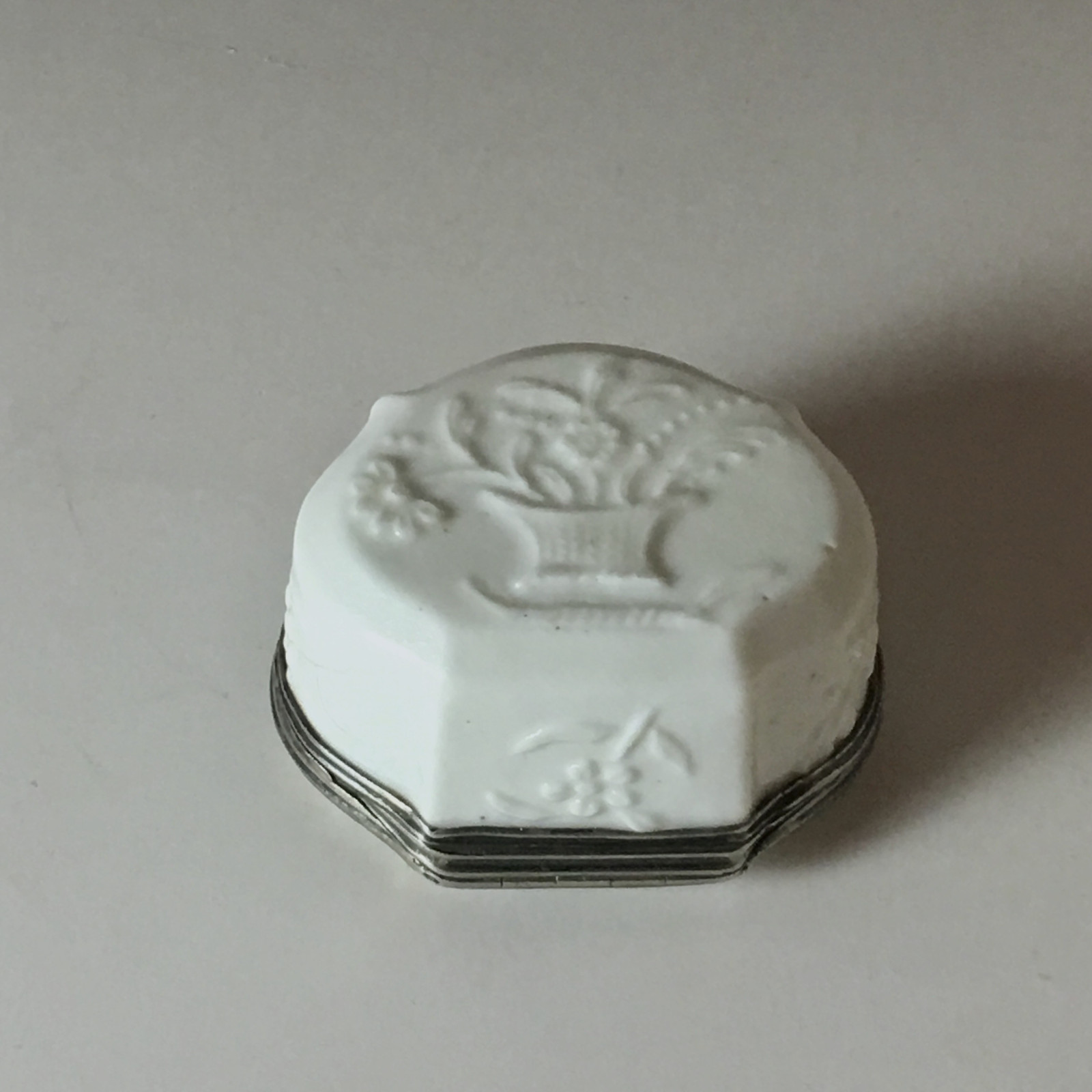 Saint-Cloud or Mennecy - Soft Porcelain Box - Eighteenth Century