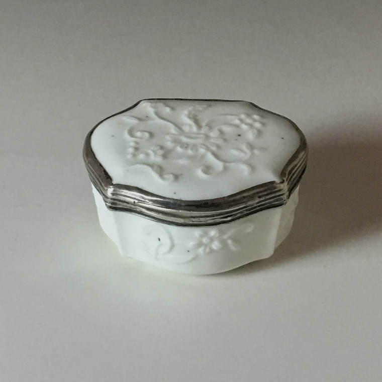 Saint-Cloud ou Mennecy - Boîte en porcelaine tendre - XVIIIe siècle