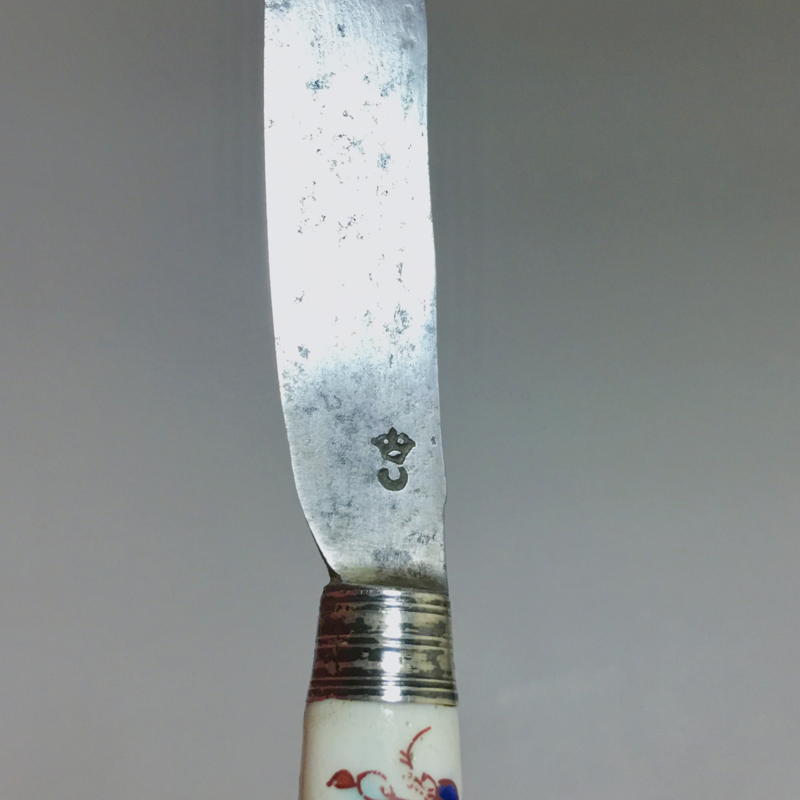 Saint-cloud  - Two knives with polychrome decoration - eighteenth century