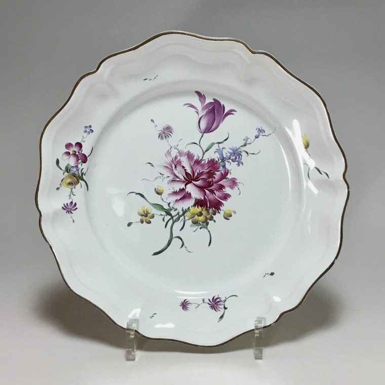 STRASBOURG - Joseph Hannong - Assiette en qualité fine - XVIIIe siècle