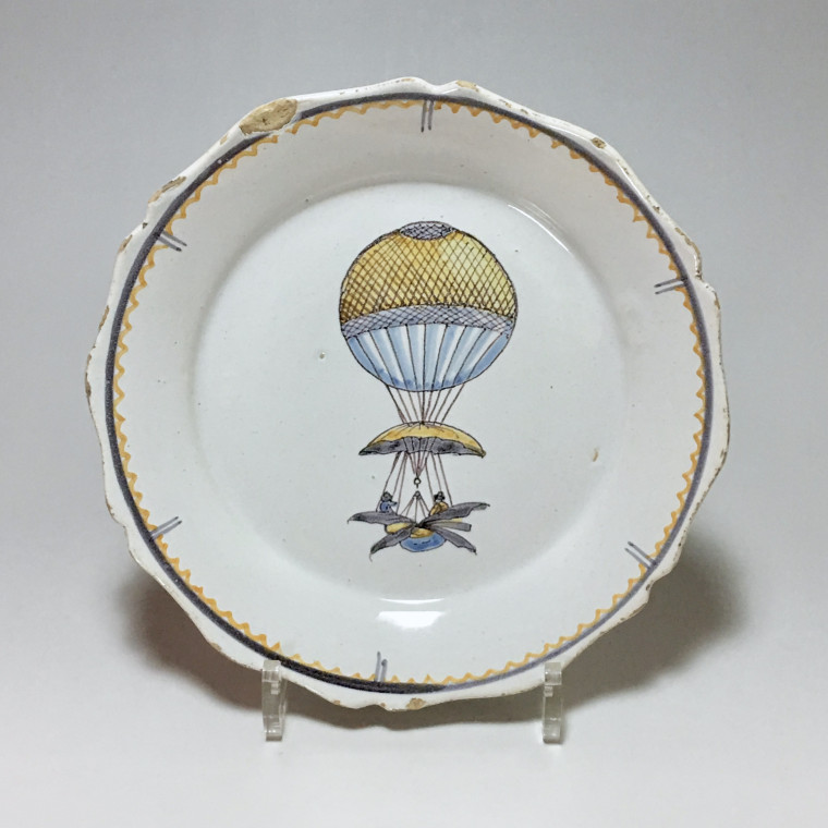 Nevers - Assiette à la montgolfière - XVIIIe siècle