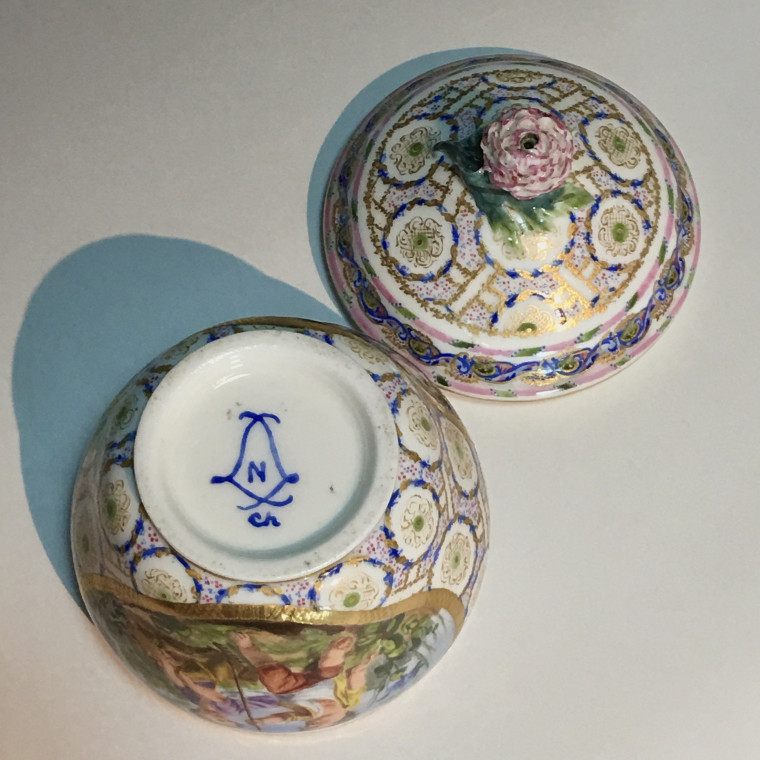 Pot à sucre Hébert en porcelaine tendre de Sèvres du XVIIIe siècle - 1766