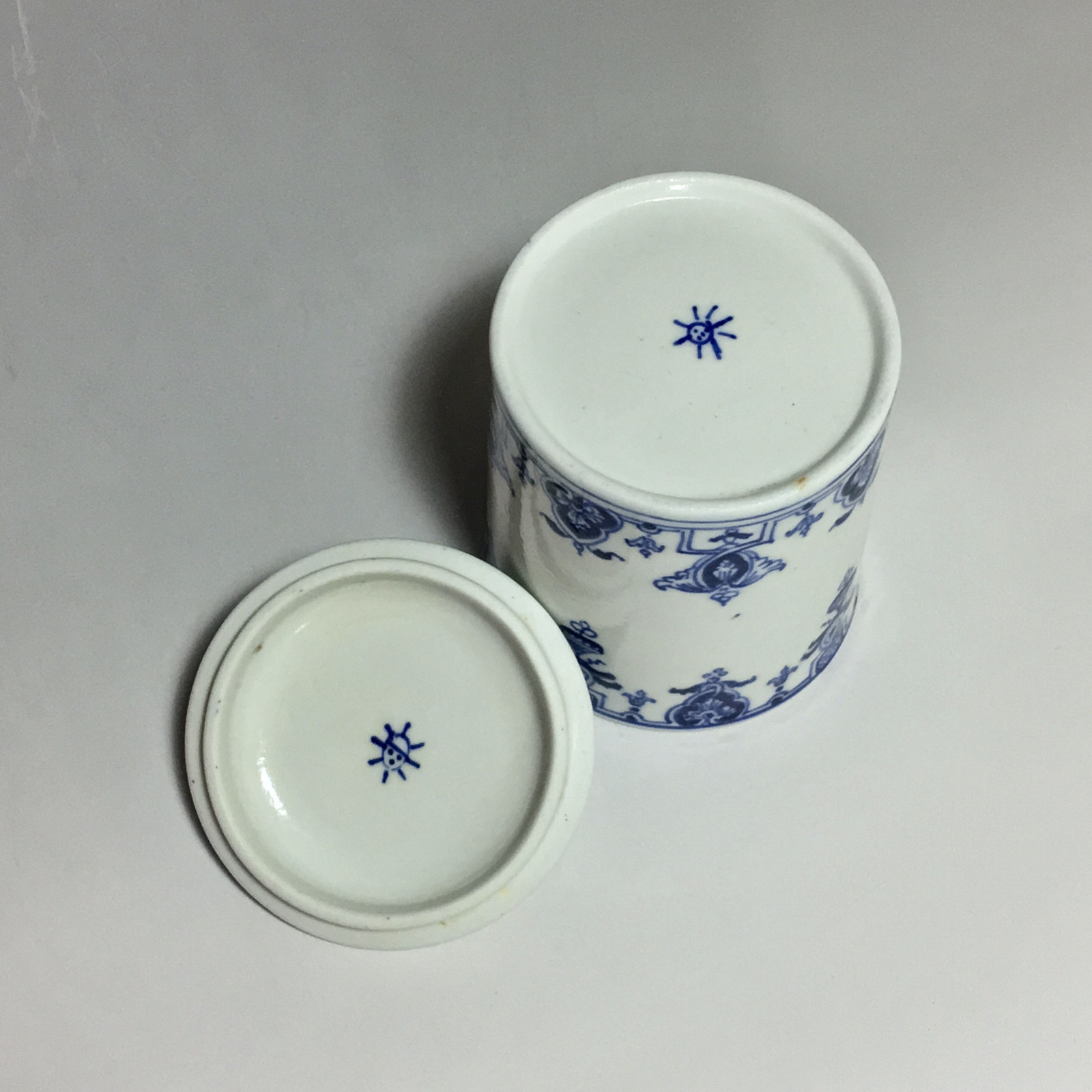 Pot de toilette en porcelaine tendre de Saint-cloud - 1700-1710